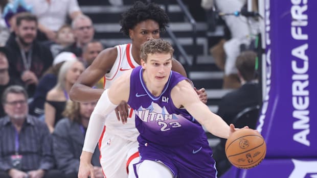 Utah Jazz striker Lauri Markkanen (23) brings the ball to the field against the Houston Rockets Amen Thompson striker