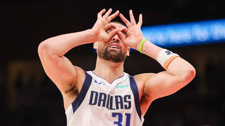 Mar 10, 2026; Atlanta, Georgia, USA; Dallas Mavericks guard Klay Thompson (31) reacts after making a three-point basket against the Atlanta Hawks in the fourth quarter at State Farm Arena. Mandatory Credit: Brett Davis-Imagn Images