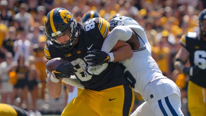 Iowa Hawkeyes tight end Luke Lachey (85) runs after a catch as the Hawkeyes take on Utah State at Kinnick Stadium in Iowa City, Saturday, Sept. 2, 2023.