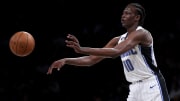 El gigante sudanés reforzará los puestos interiores de los Suns, equipo que lució más decidido que los Lakers para firmarlo 