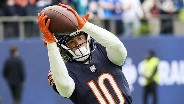 Chicago Bears wide receiver Tyler Scott (10) catches the ball