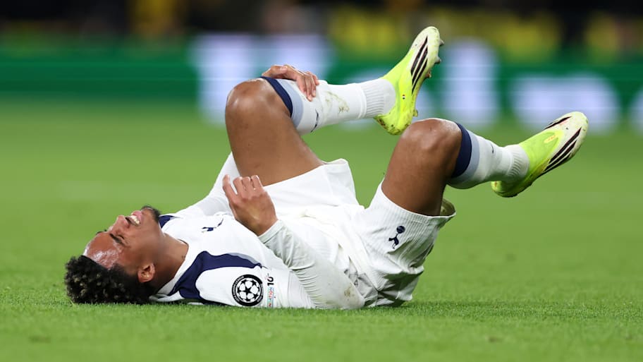 Wilson Odobert holding his leg.