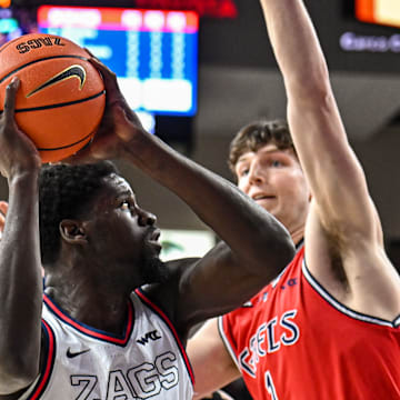 Gonzaga forward Graham Ike (left) and Saint Mary's center Harry Wessels (right).