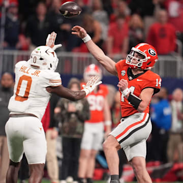 Georgia Bulldogs quarterback Gunner Stockton (14) makes a throw against Texas Longhorns linebacker Anthony Hill Jr. (0) during the second half