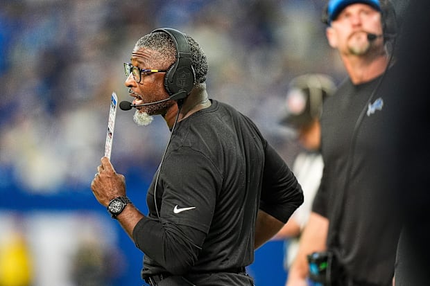 Detroit Lions defensive coordinator Aaron Glenn calls plays vs. Colts.