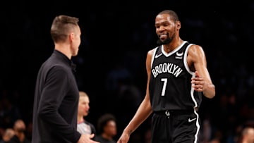 Kevin Durant fue una de las figuras en el triunfo de Nets en el play in