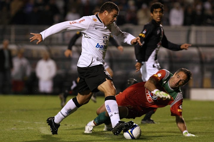 Brazilian striker Ronaldo (L) of Corinth