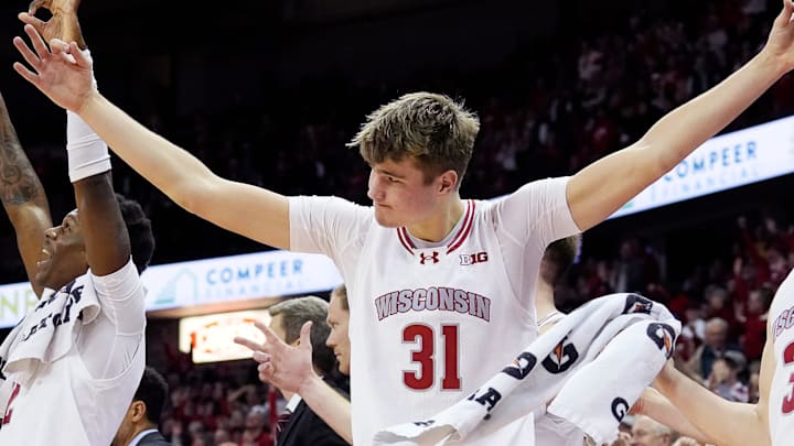 Wisconsin Badgers forward Nolan Winter (31)