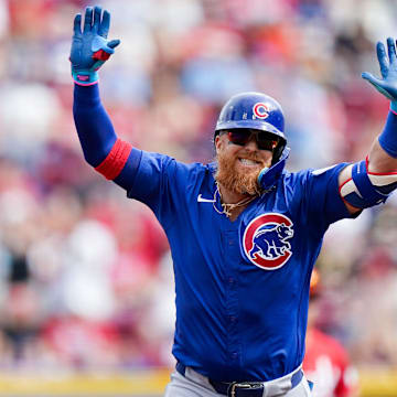 Chicago Cubs first baseman Justin Turner hit his first career regular season walk-off home run.