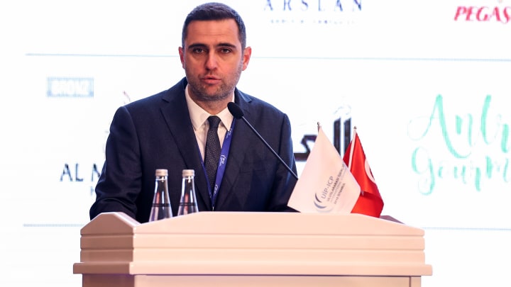 Ceyhun Kazancı konuşma yapıyor. Ceyhun Kazancı konuşma yapıyor.