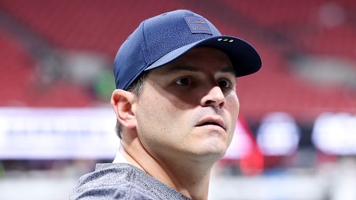 Mike Macdonald of the Seattle Seahawks pregame