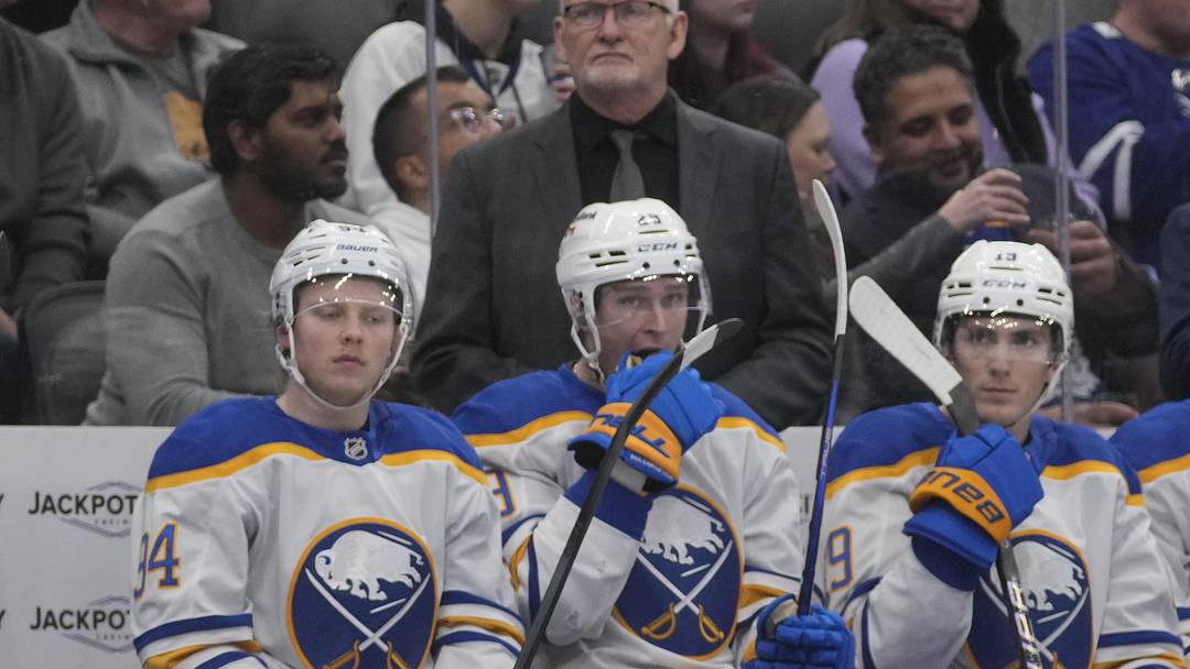 Jan 27, 2026; Toronto, Ontario, CAN; Buffalo Sabres head coach Lindy Ruff (center) during a break in the action against the Toronto Maple Leafs at Scotiabank Arena. Mandatory Credit: John E. Sokolowski-Imagn Images