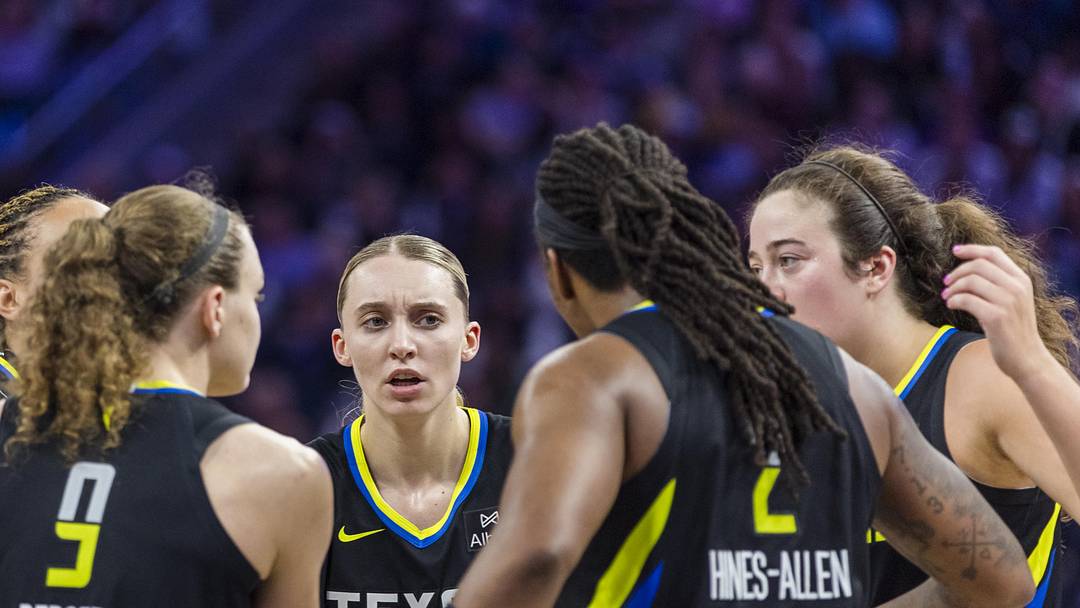 Sep 4, 2025; San Francisco, California, USA;  Dallas Wings guard Paige Bueckers (5) huddles with guard Grace Berger (9) and forward Myisha Hines-Allen (2) and other players during the second half against the Golden State Valkyries at Chase Center. Mandatory Credit: John Hefti-Imagn Images