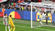 Micky van de Ven a empêché Manchester United de marquer.