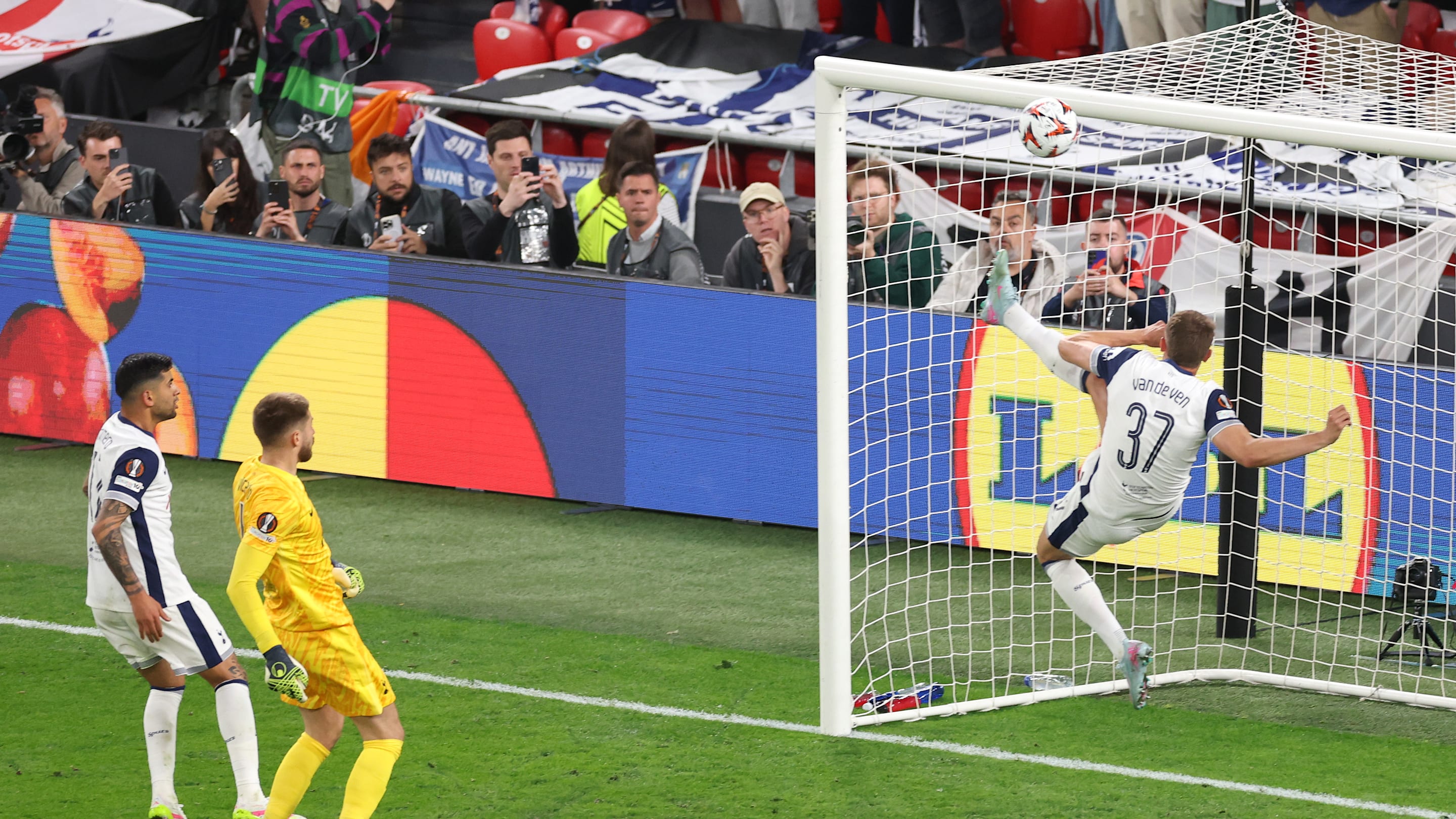 VIDEO : Le sauvetage fou de Micky van de Ven qui permet à Tottenham de rester en tête face à Manchester United