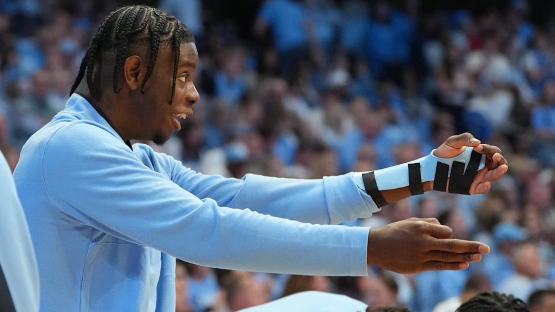 North Carolina Tar Heels forward Caleb Wilson (8)