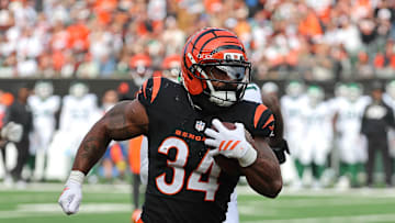 Oct 26, 2025; Cincinnati, Ohio, USA; Cincinnati Bengals running back Samaje Perine (34) runs with the ball during the third quarter against the New York Jets at Paycor Stadium. Mandatory Credit: Joseph Maiorana-Imagn Images