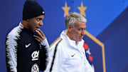Kylian Mbappé y Didier Deschamps, el entrenador de la selección de Francia 