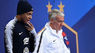 Kylian Mbappé y Didier Deschamps, el entrenador de la selección de Francia 