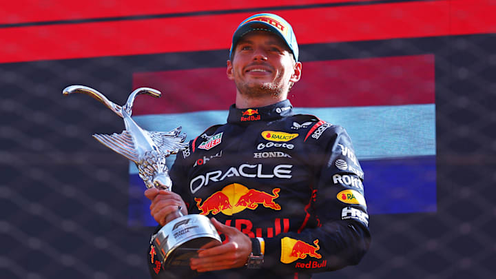 Max Verstappen, de Red Bull, celebra en el podio con el trofeo tras ganar el Gran Premio de Italia de F1 en Monza.