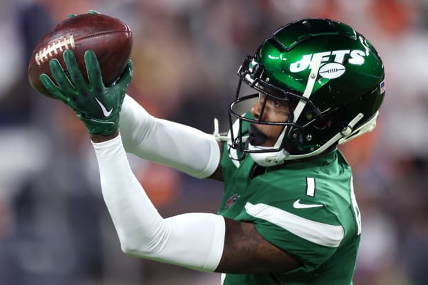 New York Jets defensive back Sauce Gardner gets ready for a game against the Cleveland Browns.