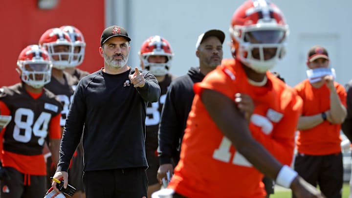 Cleveland Browns coach Kevin Stefanski watches quarterback Shedeur Sanders do drills at the Cleveland Browns facility Cleveland Browns coach Kevin Stefanski watches quarterback Shedeur Sanders do drills at the Cleveland Browns facility