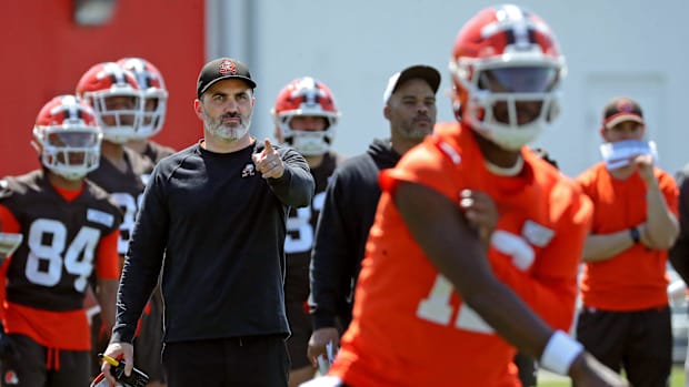 Cleveland Browns coach Kevin Stefanski watches quarterback Shedeur Sanders (12) participate in drills during day two of NFL r