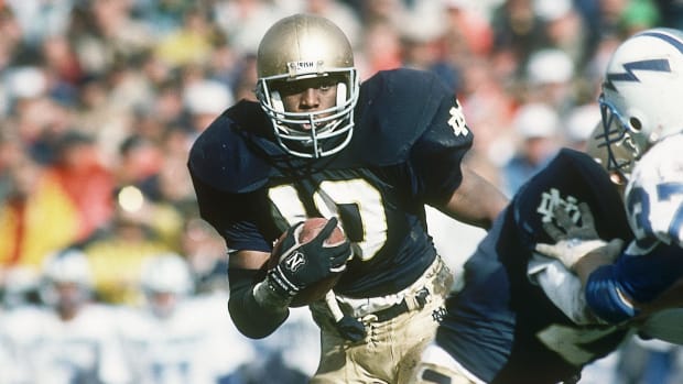 Notre Dame places No. 4 in AP top 25 college football rankings appearances all time.