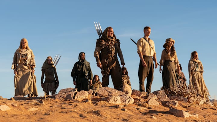 A group of Aiel with Rand (Josha Stradowski), Moiraine (Rosamund Pike) and Lan (Daniel Henney), which includes Bair (Nukâka Coster-Waldau) and Rhuarc (Björn Landberg).