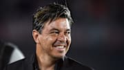 Marcelo Gallardo sonría al escuchar al público en el Monumental.