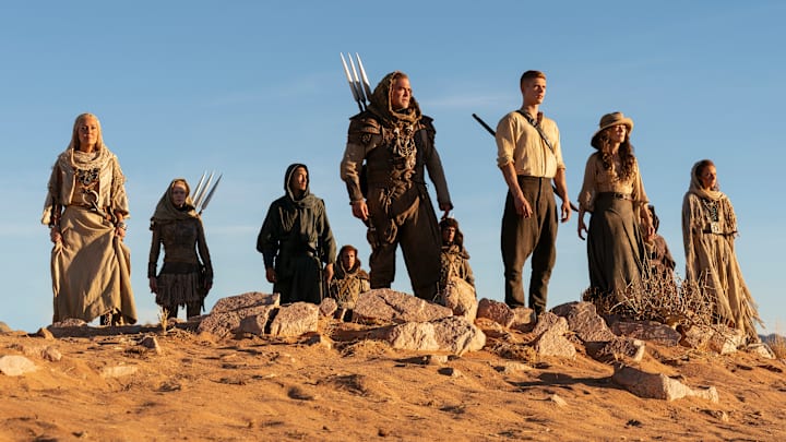 A group of Aiel with Rand (Josha Stradowski), Moiraine (Rosamund Pike) and Lan (Daniel Henney), which includes Bair (Nukâka Coster-Waldau) and Rhuarc (Björn Landberg). Image: Prime Video.