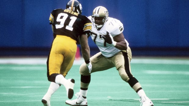 Oct 17, 1993; FILE PHOTO; New Orleans Saints tackle Willie Roaf (77) blocks Pittsburgh Steelers linebacker Kevin Greene (91) 