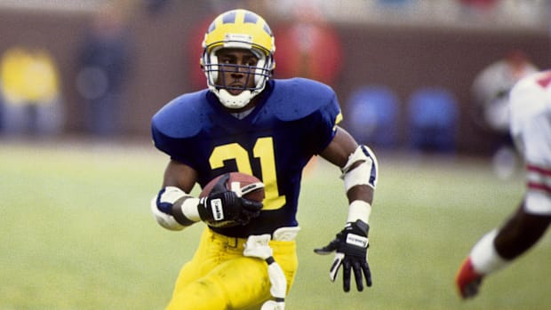Michigan Wolverines wide receiver Desmond Howard (21) carrying the ball.