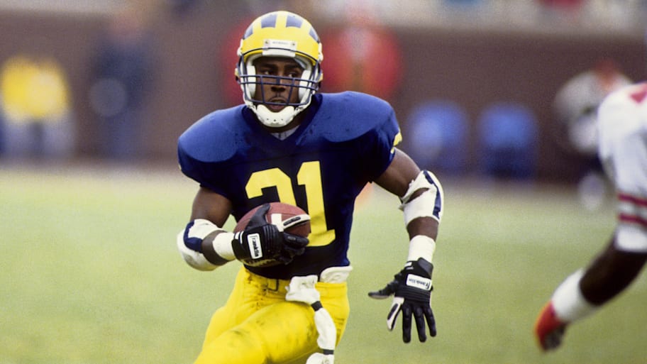 Michigan Wolverines wide receiver Desmond Howard (21) carrying the ball.