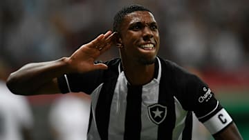 Kanu assinou extensão com o Glorioso