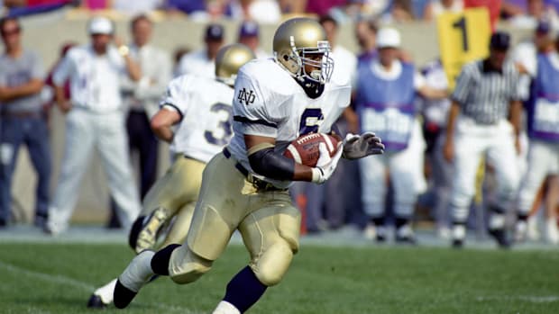 Jerome Bettis runs against Northwestern in 1992