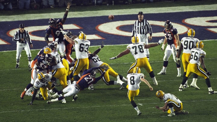 Ryan Longwell (8) attempts a field goal in Super Bowl XXXII