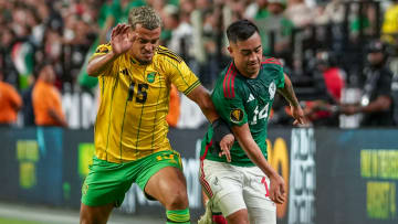 Joel Latibeaudiere de Jamaica y Erick Sánchez de México durante la Copa Oro 2023.