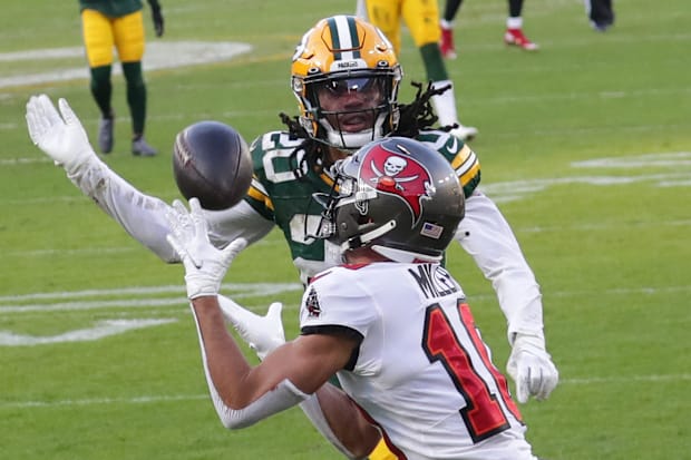Tampa Bay Buccaneers wide receiver Scott Miller (10) catches a touchdown pass as Green Bay Packers cornerback Kevin King.