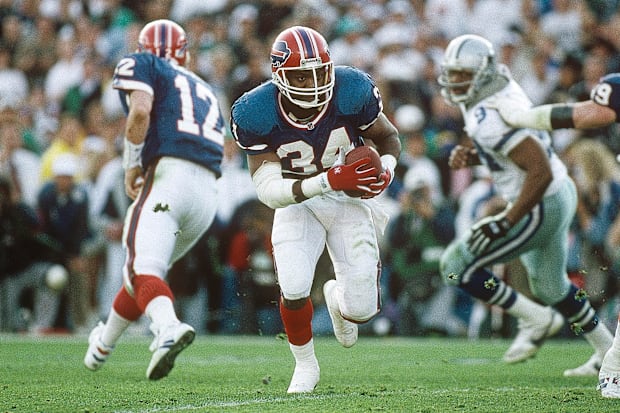 Buffalo Bills running back Thurman Thomas carries the ball against the Dallas Cowboys during Super Bowl XXVII.