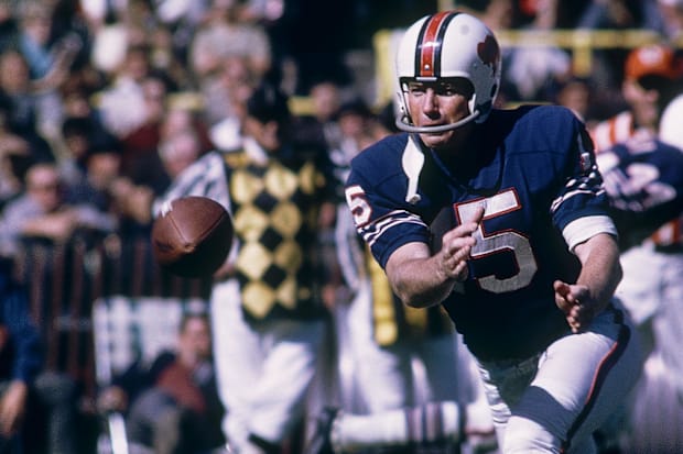 Buffalo Bills quarterback Jack Kemp pitches the ball against the New York Jets at War Memorial Stadium.