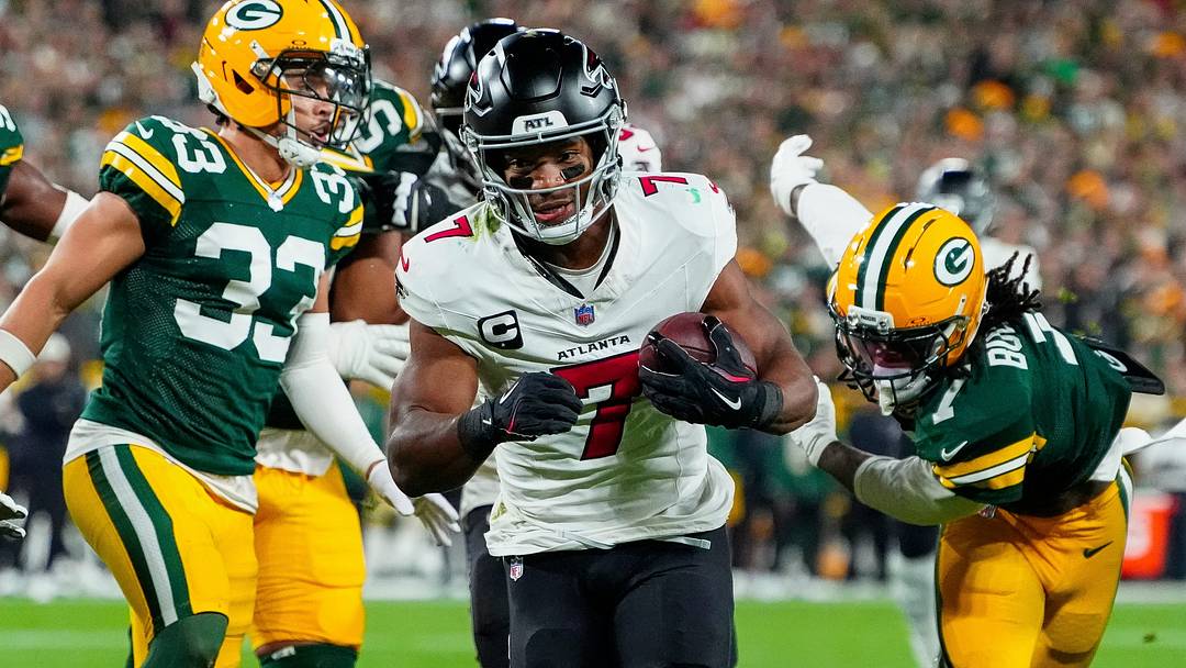 Atlanta Falcons running back Bijan Robinson (7) scores a touchdown against the Green Bay Packers.