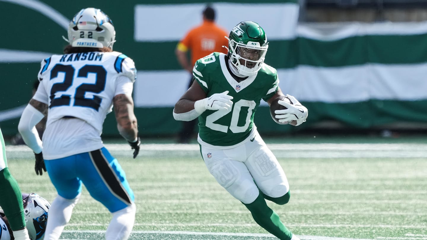 Jets’ Breece Hall Leaves Game With Injury As Trade Rumors Swirl