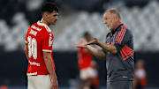 Johnny treinou nesta quarta como primeiro homem de meio-campo