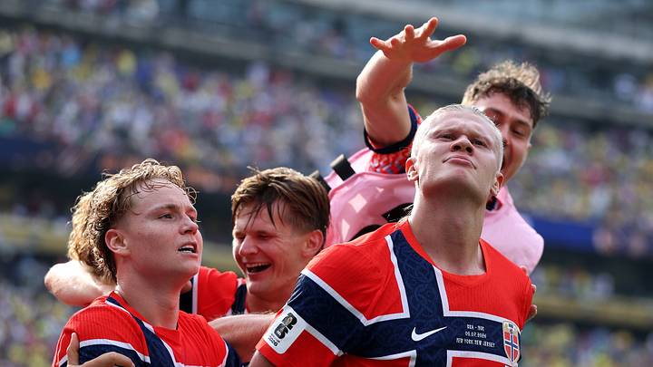 Haaland celebra con su equipo tras anotar el segundo gol de Noruega ante Brasil. Haaland celebra con su equipo tras anotar el segundo gol de Noruega ante Brasil.
