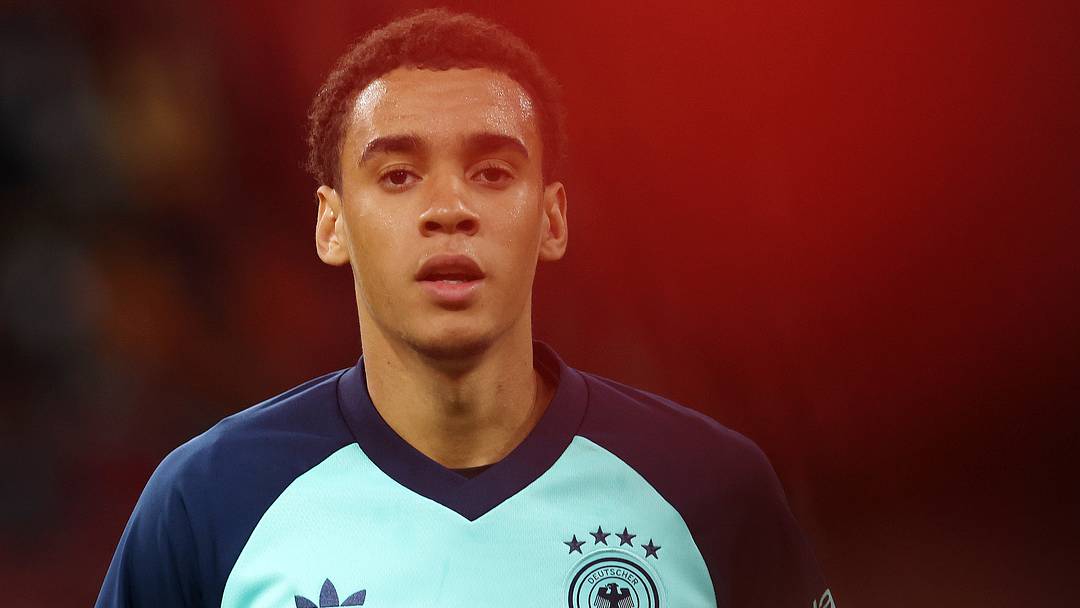 Verpasst das kommende DFB-Spiel gegen Griechenland wegen eines Muskelfaserrisses: Bayern-Star Jamal Musiala Verpasst das kommende DFB-Spiel gegen Griechenland wegen eines Muskelfaserrisses: Bayern-Star Jamal Musiala