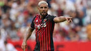 Andy Delort tacle l'OGC Nice.