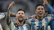 De duas gerações distintas, Messi e Enzo Fernández brilham no Mundial