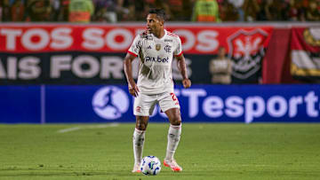 Alex Sandro se recupera de edema muscular na coxa esquerda