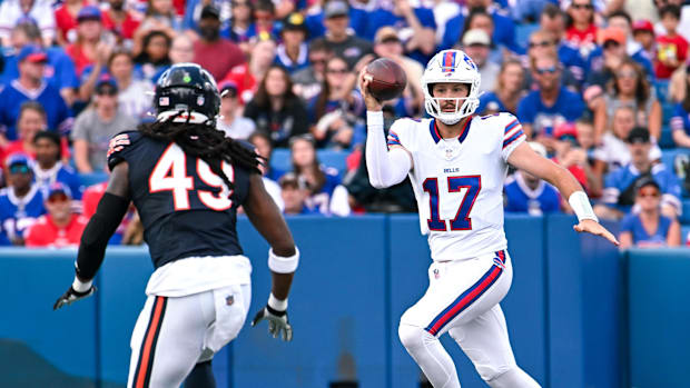 Buffalo Bills quarterback Josh Allen (17) tries to avoid Chicago Bears linebacker Tremaine Edmunds 